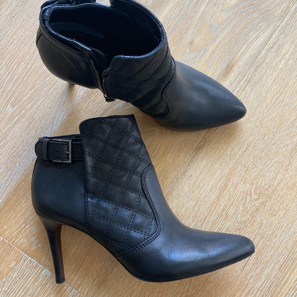 $425 Tory Burch Orchard quilted black leather boot 3.5” heel 8.5 excellent